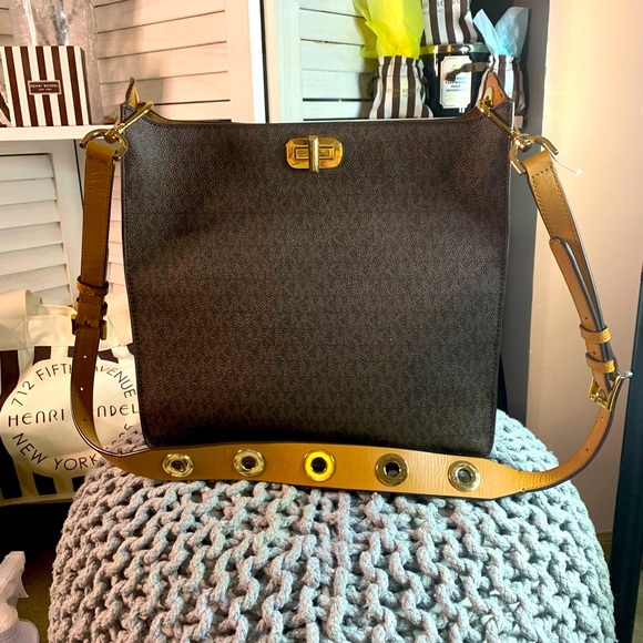 Michael Kors Handbags - Michael Kors Beautiful Crossbody Bag, Excellent Condition 11x11, Stunning Strap